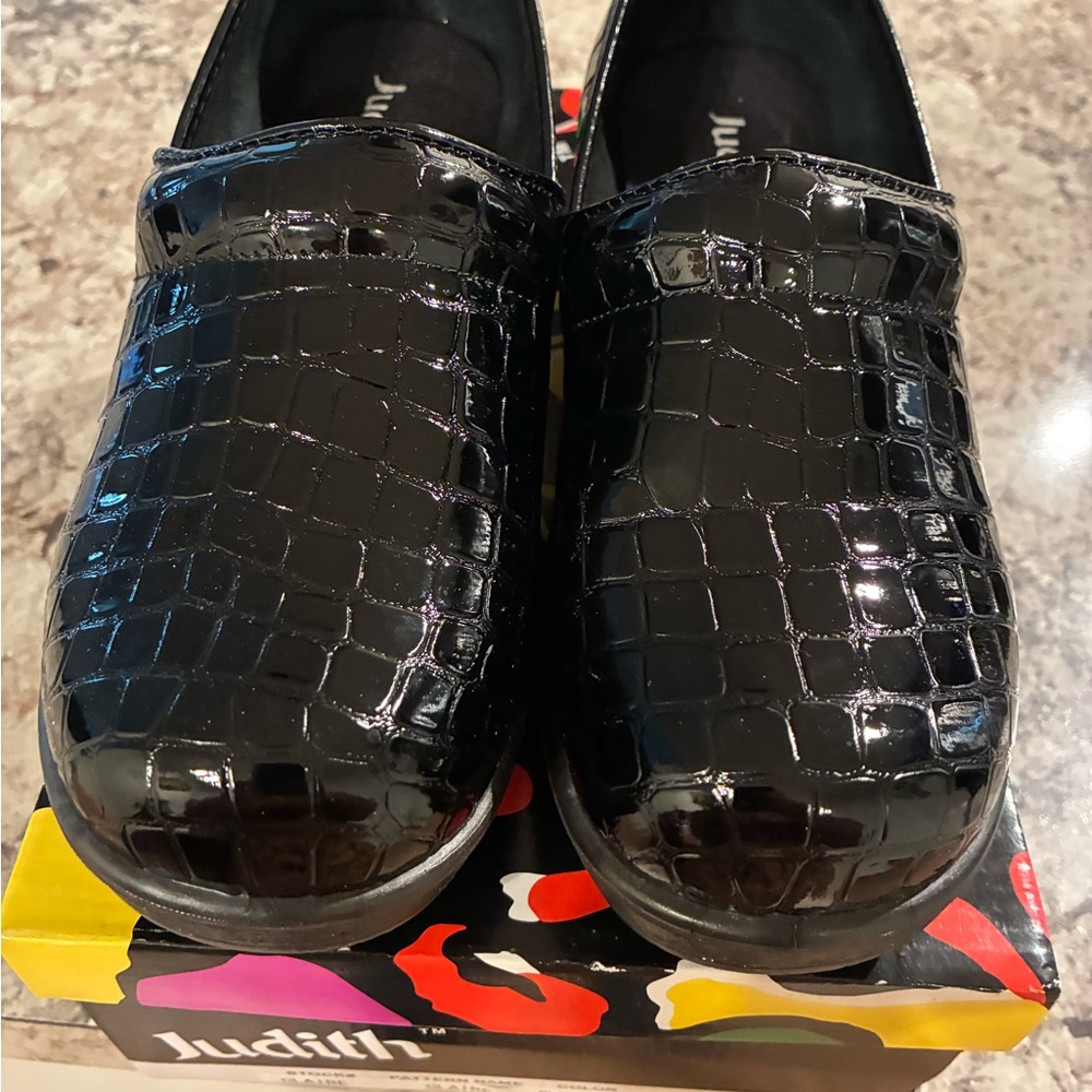 Claire's Black Croco Pattern Shoes
Size 8.5